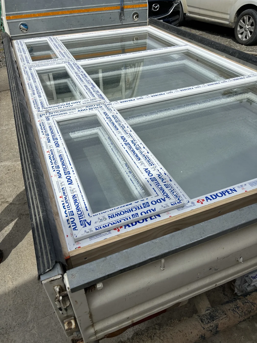 Marcos blancos apoyados sobre una mesa de trabajo