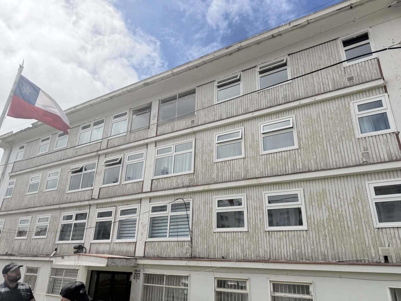 Fachada de un edificio de varios pisos con ventanas blancas