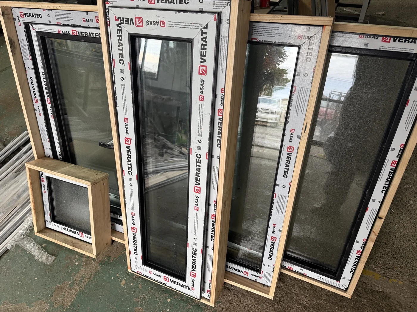 Ventanas de perfiles oscuros con protección de fábrica