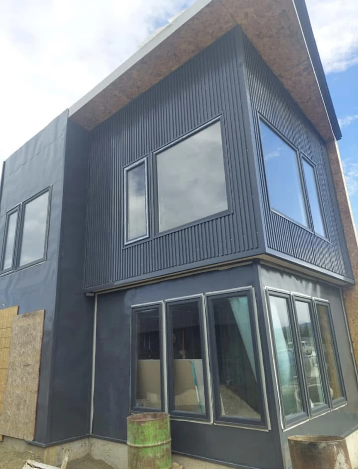 Vivienda de varios niveles con ventanas y ventanales en esquina