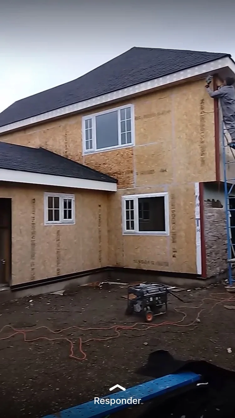 Vivienda revestida en madera con ventanas blancas